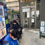 ヌードル＆スパイスカレー 今日の1番 - Open06:30の後、朝07:15で5人待ち