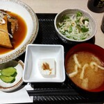 Sakana Sakaba Yoshino - 味噌汁、小鉢(冷奴)、サラダ、漬物 ♪