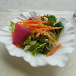 ル・トリアノン - セットのサラダ。左にあるのがビーツ。