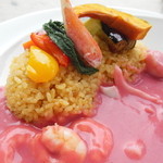 ル・トリアノン - たっぷりのシーフードと箱根西麓野菜のカレー。ピンクの色素はビーツ（赤カブ）の天然色♪