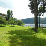 ル・トリアノン - 『ソラノシタ』は中庭。芝生広場に面している。芦ノ湖を望みながらのランチは最高♪