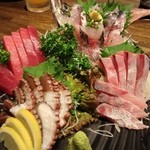 美味物問屋 うれしたのし屋 - 一番奥から時計回りに、アジ、ワラサ、タコ、マグロのお刺身