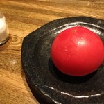 美味物問屋 うれしたのし屋 - 本日の突き出しは、横須賀の鈴木さんが作ったトマトです