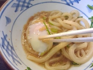 瀬戸うどん - 温玉を潰します