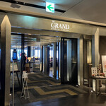 THE GRAND LOUNGE - シックな外観、すぐにお出迎えしてくれます。