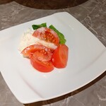 西麻布OkSan Bar&Dining - フルーツトマトとブラータカプレーゼ