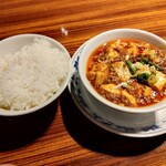 横浜中華街 重慶飯店 本館 - ランチのライスとミニ麻婆豆腐