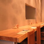 炭火焼き ひとてま - カウンター席です。お一人様でもお気軽にお越しください。