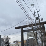 鮨やしろ - やしろｻﾝ近くの道路には大きな鳥居がありました。