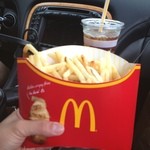 マクドナルド - 初メガポテト‼
            後ろに写ってるのはコーヒーMサイズ‼
            本当に大きい♡
            みんなで仲良く食べました♬