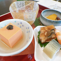 日本料理 Japanese Cuisine 桜丘 - ▶︎前菜
                    河豚煮凍り
                    水菜　蟹　辛し和え
                    人参豆腐　キャビア　旨出汁
                    海老芝煮
                    小肌寿司
                    姫慈姑
                    南瓜　小倉