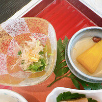 日本料理 Japanese Cuisine 桜丘 - ▶︎前菜
                      河豚煮凍り
                      水菜　蟹　辛し和え
                      人参豆腐　キャビア　旨出汁
                      海老芝煮
                      小肌寿司
                      姫慈姑
                      南瓜　小倉