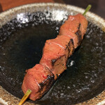 大衆酒場 三田食堂 - とろ焼きレバー串　180円（タレ）