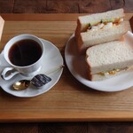 Kitsusabambi - ●半熟玉子サンドセット　600円
                        「パンは焼かなくていい？」と尋ねられ
                        「焼かなくて良いです」と答えた
                        焼いてたらホットサンド風になってたのかな？
                        
                        ○ホットコーヒー
                        香りの良い普通に美味しいコーヒー