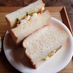 Kitsusabambi - 「パンは厚切りで切ってあげてね！」
                        とママが店員さんに話してた。
                        
                        出てきたサンドイッチは結構分厚いねえ❕