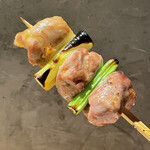 炭焼 おかげさん - コレで一羽半分！内腿ならではの味わいです