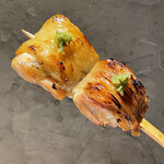 炭焼 おかげさん - 地鶏の胸肉は噛み締める程にジューシーです！無論下処理と秀逸な焼きが有る唐こそ