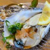 笑福 - ③生ガキ小町(冬季限定)(税込880円)
塩素水非使用&非冷凍だから透明感が凄い！
臭み無く透き通るような旨みとコク。(驚愕)
今まで食べた生牡蠣の中では断トツ1位、コスパの悪さも1位！
