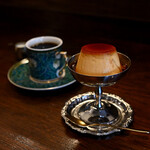 フロムアファー - [左奥]ブレンド珈琲(Hot)@税込550円│[手前]プリン@税込570円