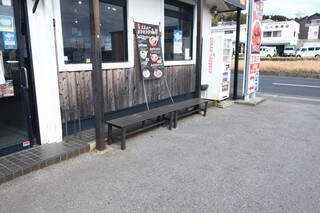 激辛ラーメンの拉麺帝王 - 店外の喫煙スペース