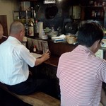 三代目とも - 17:20、カウンターの常連さん