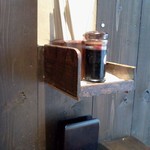 三代目とも - テーブル脇の合理的な棚