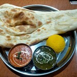 インド料理 ラジャン - 2種類のカレーセット1000円  左、キーマ  右、サグチキン  ナン、ライス、サラダ、ドリンク付きでコスパ良し( •̀ω•́ )و✧