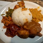 DESH LANKA - 料理写真:スリランカ チキンカレープレート980円　ライスは日本米だけどバスマティライスも無料で変更可能らしい( ﾟдﾟ)