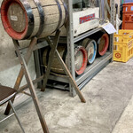 ビールスタンド重富 - 昔の樽です。（2023.2 byジプシーくん）