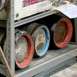 ビールスタンド重富 - 昔のアサヒビールとサッポロビールの樽です。（2023.2 byジプシーくん）