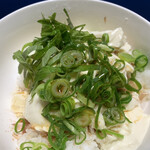 佐嘉平川屋 - 熱々のご飯にお豆腐を盛って、その上から大葉と九条ねぎを乗せます！
