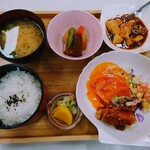 Sarashina - 令和5年2月 ランチタイム
                      炊き合わせ定食 590円
                      じゃが芋と人参、丸こん、枝豆の炊き合わせ、かしわの大葉巻き煮、マカロニサラダ、麻婆豆腐、ご飯、みそ汁、漬けもの