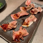 肉と日本酒いぶり  - 肉寿司3種