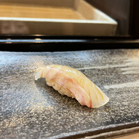 松寿司 - ヒラメの昆布締め。ほどよく色づいて、昆布の風味も強すぎない絶妙な仕上がり♡