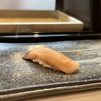 松寿司 - 握りの始まりはハガツオから。秋から冬が旬。身が柔らかく上品な酸味。良い品から出す松寿司さんらしい。