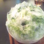 三日月氷菓店 - 宇治金時。中に粒餡と溶けたアイスが入っていた