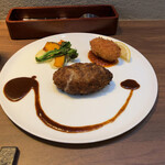 kitchen俊貴 - ハンバーグは最初はそのまま何もつけず食べて、次にデミグラスをつけて、最後に塩をぶっかけ♡て食べるのが流儀らしい。じゃがいものピュレが絶品だった。