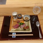 Nikuryouri Fukunaga - ●ふくながセット　4,500円
                        ▷前菜
                        ○ガーリックオイル和えの肉
                        棒状に切った炙り肉だけど
                        ガーリックオイルとも合うんだねえ。
                        肉にふくよかさが足されて美味しい味わい。