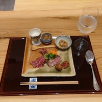 肉料理ふくなが - ●ふくながセット　4,500円
                ▷前菜
                ○ガーリックオイル和えの肉
                棒状に切った炙り肉だけど
                ガーリックオイルとも合うんだねえ。
                肉にふくよかさが足されて美味しい味わい。