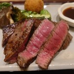肉料理ふくなが - この内もも肉、
      見た目で霜降り肉ではないのは判るけれど
      旨味は見た目では判らない。
      
      これ、凄え赤身肉の旨味が出てるねえ❕