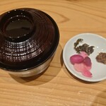 肉料理ふくなが - ▷お味噌汁とお漬物、肉味噌