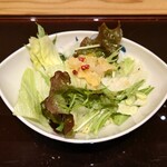 肉料理ふくなが - ○野菜サラダ
      前菜のお肉の味わいをリセットする
      サッパリ味のシュークルートと
      爽やかな和風？ドレッシング。
      
      ピンクペッパーは既に潰してあって
      刺激は軽めに抑えてある