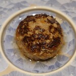 肉料理ふくなが - 外はコンガリと、中はレアで割る前から肉汁が出てる。