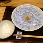 肉料理ふくなが - 最後に肉汁がお皿に残ります。
      残った肉汁にご飯を一口入れて頂いて
      肉汁と絡めながらこちらのスプーンでお召し上がり頂けます」
      との説明。