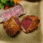 肉料理ふくなが - ○カツレツ
      真ん中はキチンとレア。
      小さいけれど、赤肉の旨味と衣の油感の円やかさが
      合わさって、これは旨いよねえ❕
