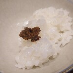 肉料理ふくなが - ○肉味噌
      熱々のご飯2に載せると
      肉味噌の脂が溶けてきて、シッカリとした旨味がある
      御飯の友となっている。
      
      お土産でも売ってるらしい。