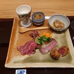 Nikuryouri Fukunaga - キタアカリのムース、なめたけ、赤センマイのもつ煮込み、一番下がカツレツ、トルコ風スパイスでマリネして焼き上げた肉、棒状に切ってあるのがガーリックオイルで和えた物、左下が亀の子という部位の炙りになります