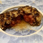 肉料理ふくなが - 箸で割ると更に肉汁がタップリと出てくる。
      
      ハンバーグを食べてみると外皮の香ばしさ