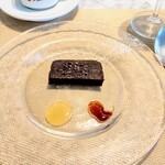La Brianza - ガトーショコカカオニブラオレンジソースカラメルソース、ディカフェコーヒーと。わぁ〜バレンタインシーズンにピッタリ気持ちも上がるSさんスペシャルドルチェだわ〜＼(^o^)／私には勿体ないくらいの美味☆