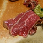 肉料理ふくなが - ○カメノコの炙り肉
      ■カメノコとは
      牛の後ろ脚の付け根付近にある部位
      
      表皮を炙ったほぼ生肉なのに熟成してあるのか
      噛み締めると赤身肉の旨味がシッカリと出てくる。
      これも旨いよねえ❕